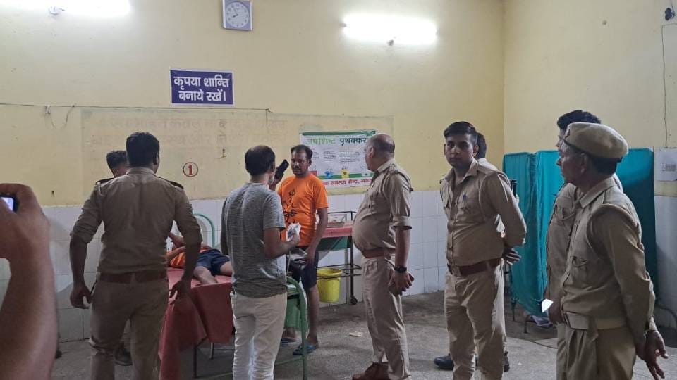 two groups of Kanwar Yatris clashed over moving forward In Firozabad in which three people were injured
