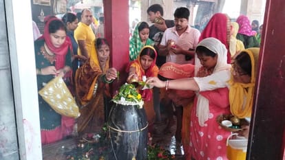 Sawan 2023 On second Monday of Sawan people reached shiv temple