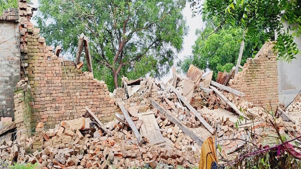 Suddenly the wall of the house fell due to rain, husband and wife injured