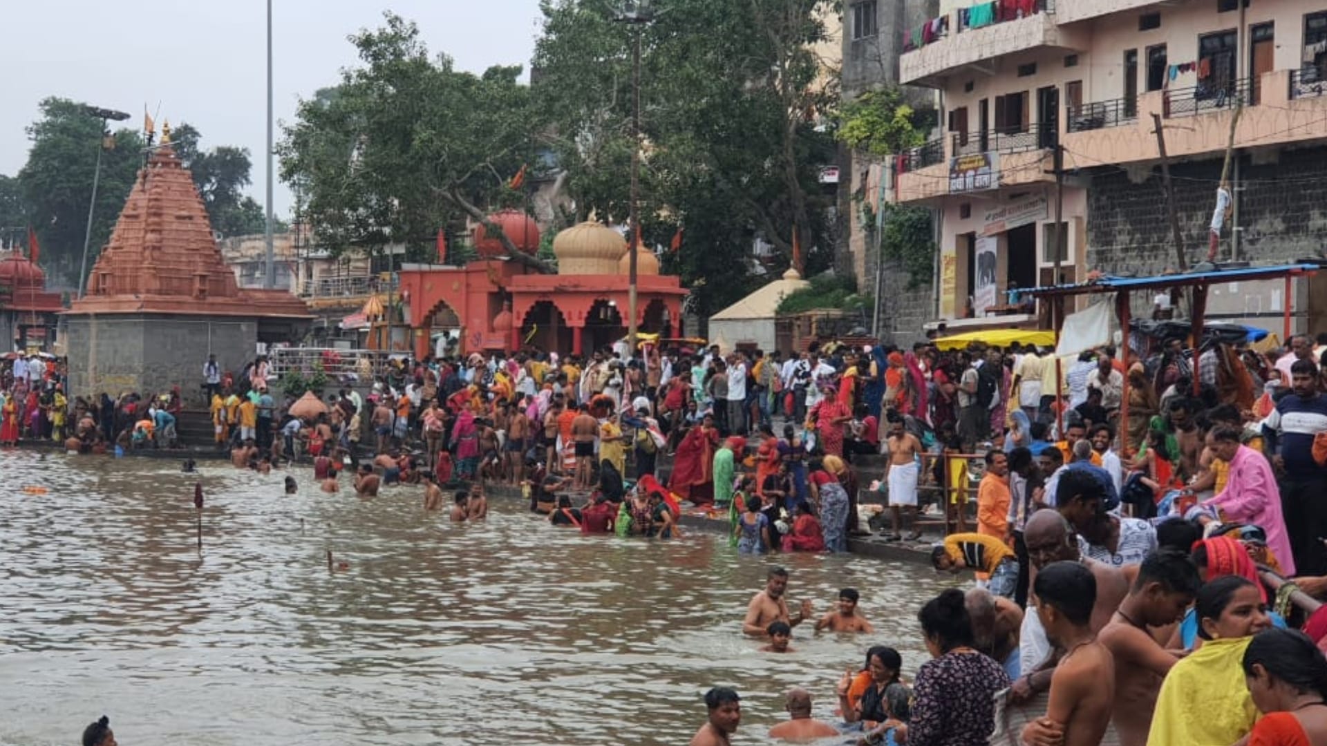 Ujjain News: On Somvati Amavasya, people gathered to take a dip of faith at Ramghat and Somtirtha