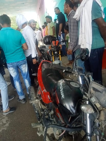 Couple's bike collided with the divider while making video, fell on the road below the overbridge, JE died