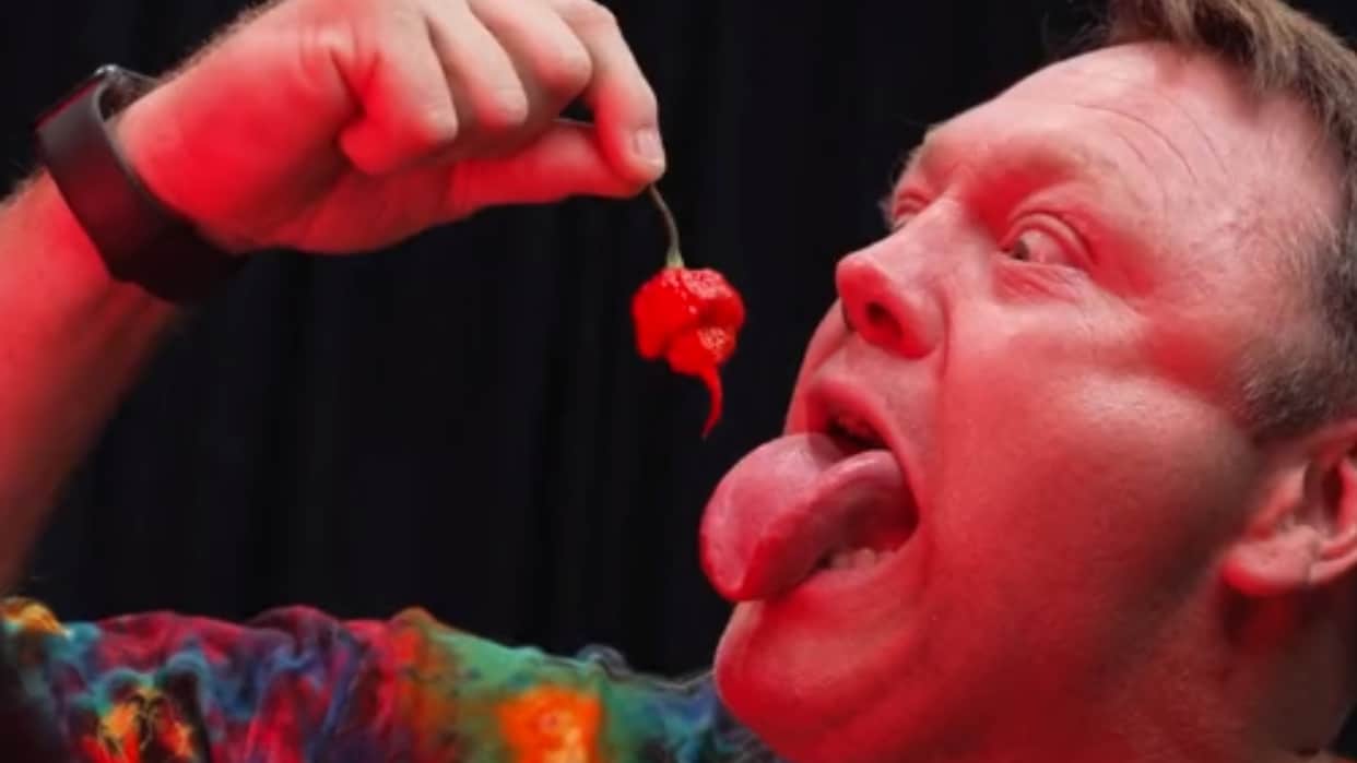 Gregory Foster Eats 10 Carolina Reaper Worlds Hottest Peppers In 33 Seconds To Break Guinness Record