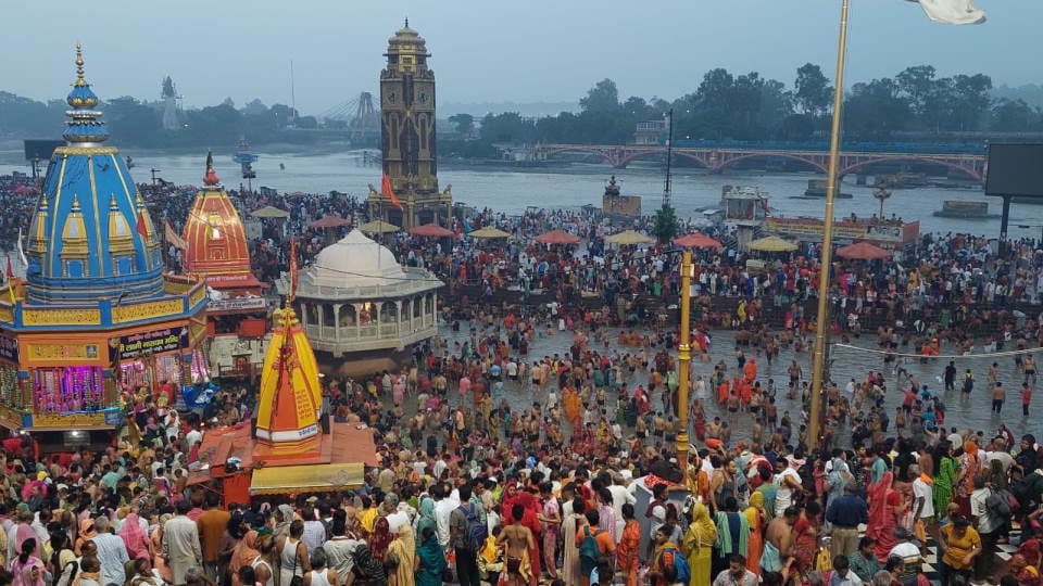 Somvati Amavasya 2023 Huge Crowd of Devotees for Ganga Snan in Haridwar But water Level very Low Photos