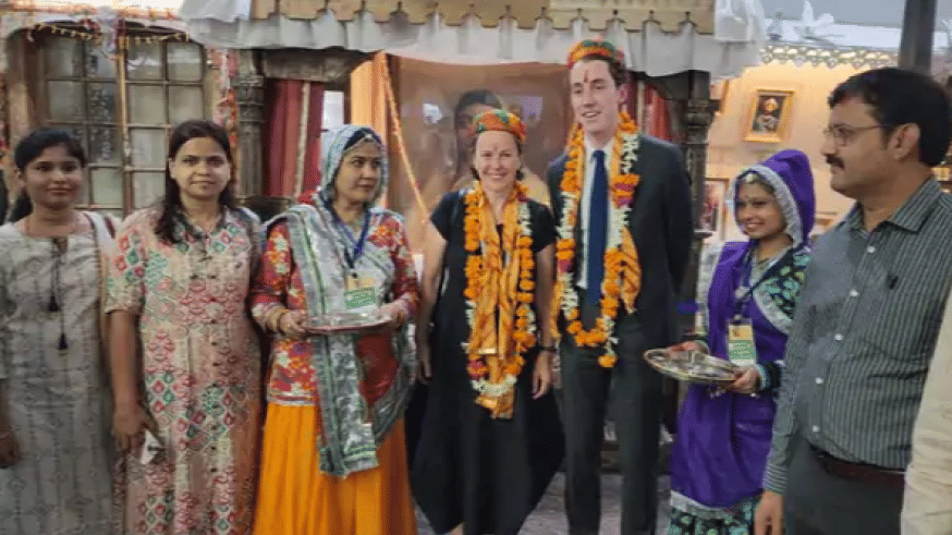 Foreign guests came to Indore, wore Malvi turban, saw the charming style of folk dance Bhagoriya