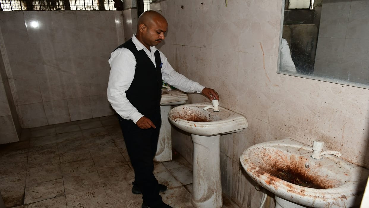 Basin made of pot, smell of urinal makes it difficult to breathe, angry lawyers