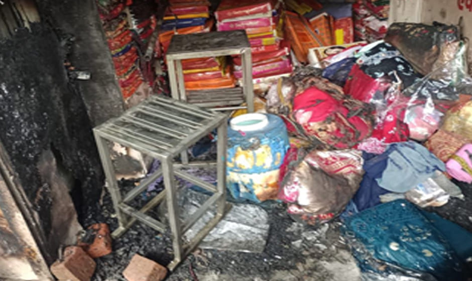 Auraiya: Fire broke out in a saree shop, loss of 20 lakhs