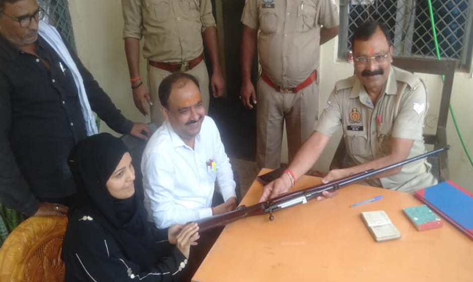 Kanpur: Irfan wife reached the police station to deposit rifle after the license was canceled