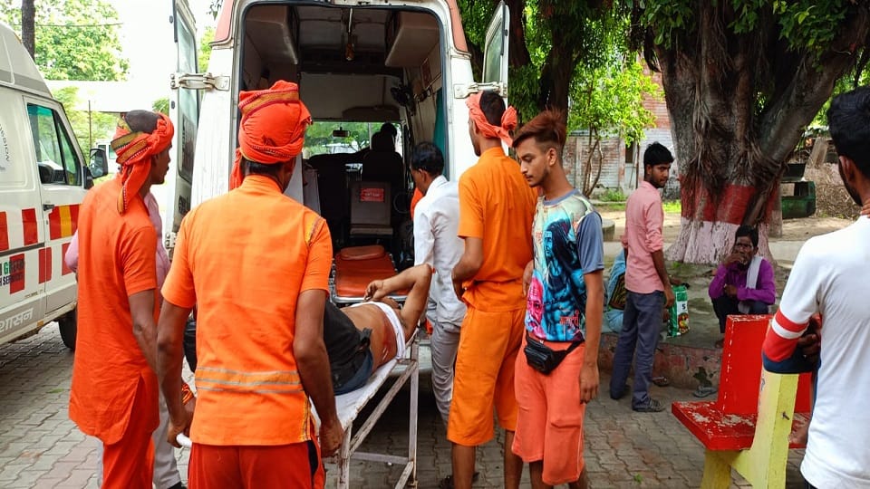 Five kanwariyas injured after pickup overturned on road in lakhimpur kheri