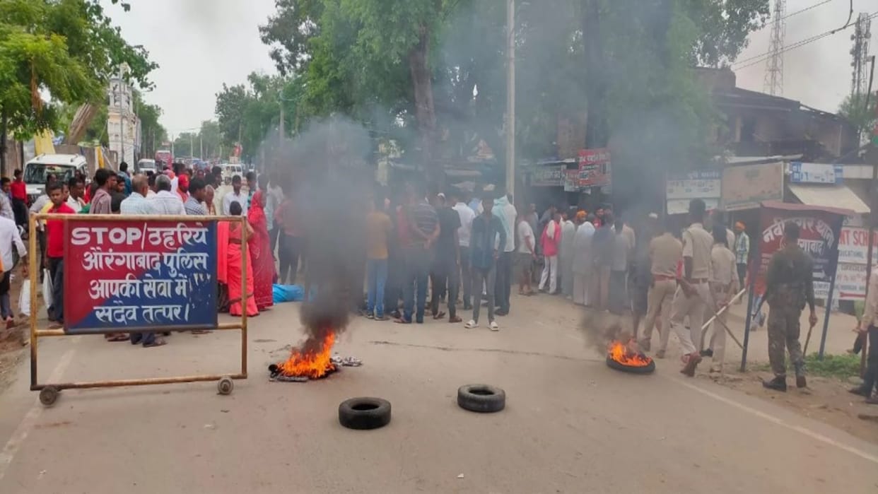 Liquor smugglers stabbed a young man to death in Aurangabad; People did arson and road jam in protest