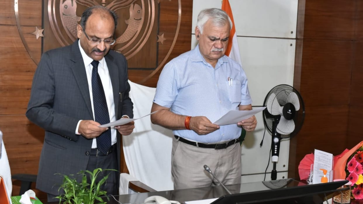 Retired IAS Arvind Kumar takes the oath for chief of UP Vidyut Niyamank Ayog.
