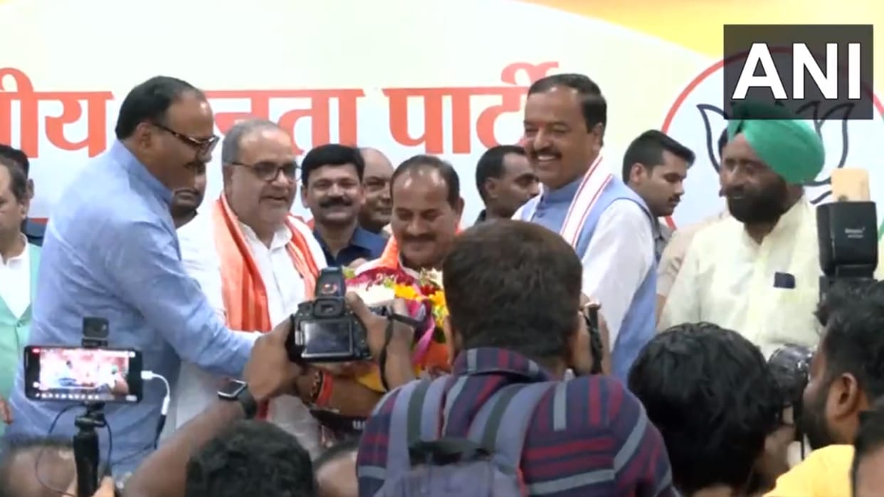Samajwadi Party MLA Dara Singh Chauhan joins BJP.