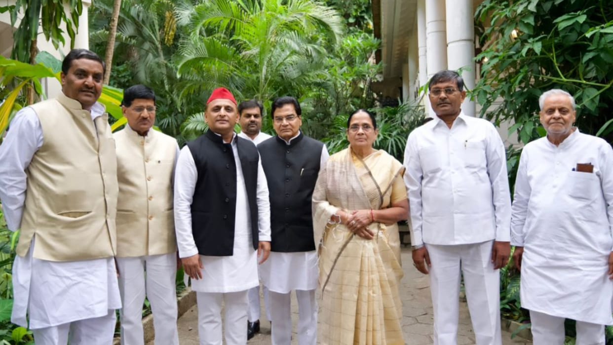 Akhilesh Yadav reached Bangalore, said - will write new history from the land of Karnataka