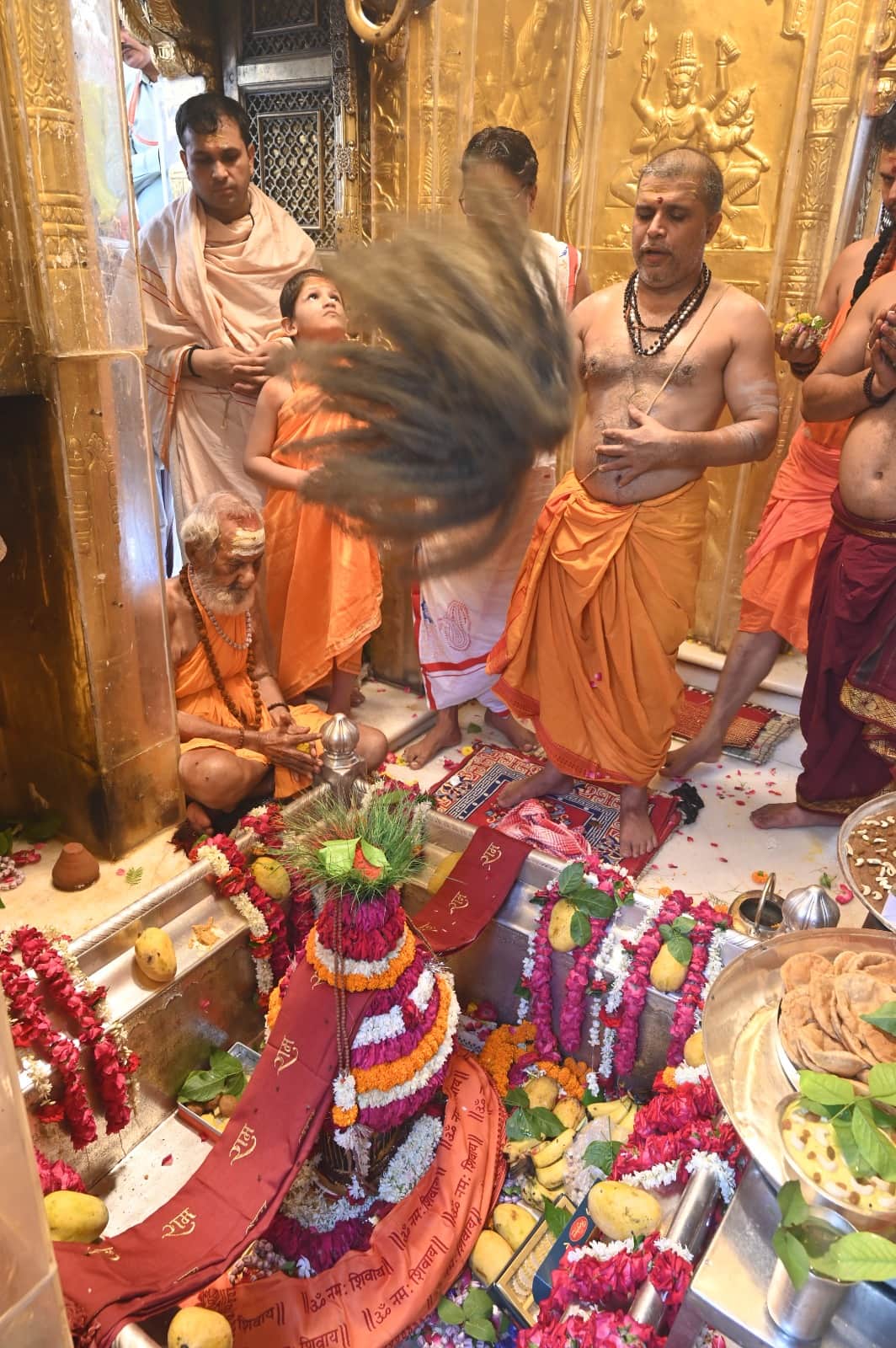 Kashi became Shivamay on the second Monday of Sawan: 1 lakh 90 thousand devotees took blessings till eight