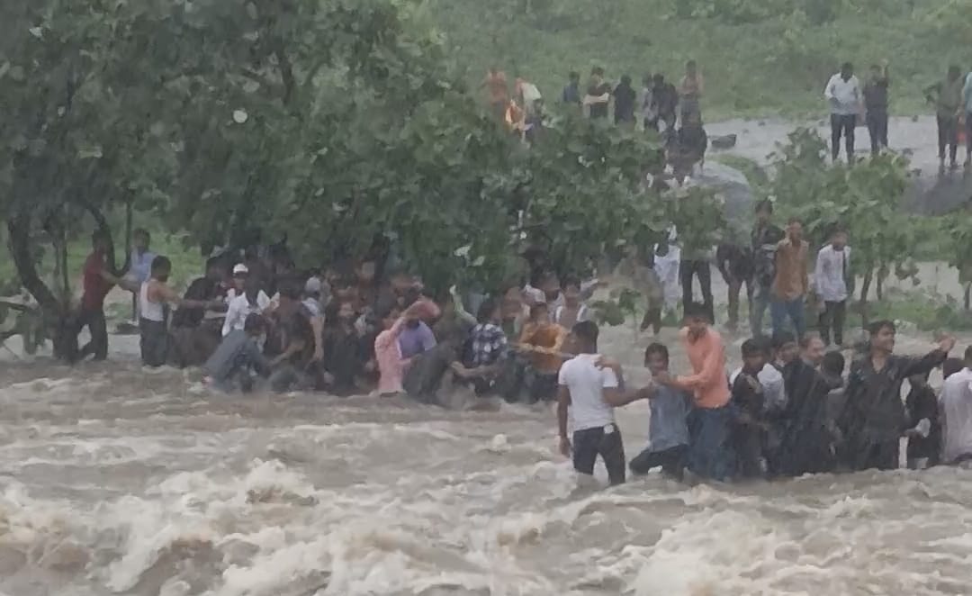 MP News: Dead bodies of teenager and woman recovered in Mahadev water, relatives crying