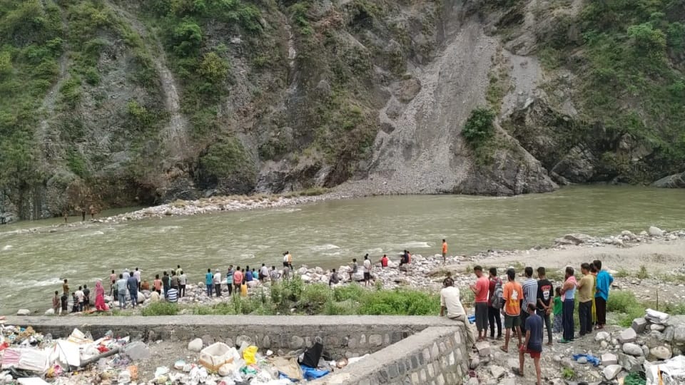 Kotdwar News Two girls Died due to drown into river during going for Jalabhishek on Somwar
