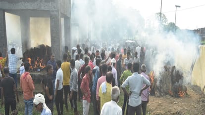Meerut Kanwar Accident: Famliy members and villagers was weeping hugging dead bodies and cremated in one time