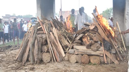 Meerut Kanwar Accident: Famliy members and villagers was weeping hugging dead bodies and cremated in one time