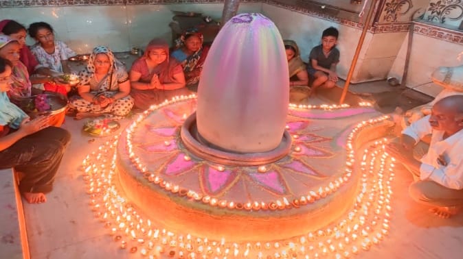 Saharanpur: Shri Narmadeshwar Mahadev's charming makeup made from 1008 lamps