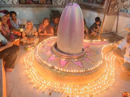 Saharanpur: Shri Narmadeshwar Mahadev's charming makeup made from 1008 lamps