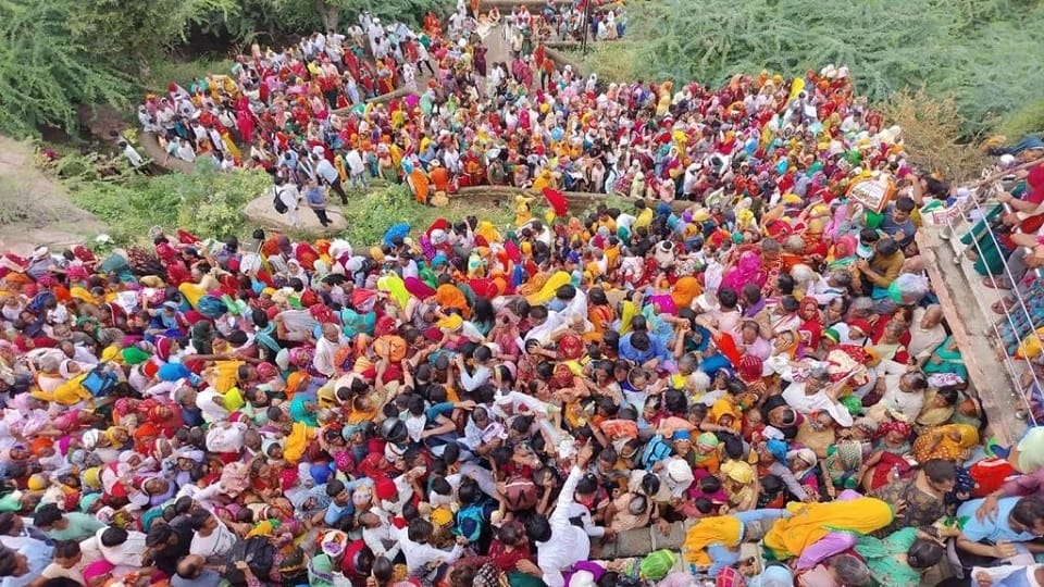 Lakhs of devotees reached Dhosi on Somvati Amavasya in Narnaul, no arrangement by administration