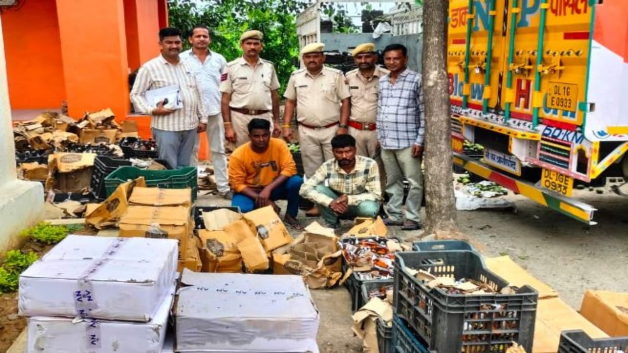 Two accused caught smuggling liquor under the guise of mangoes in Dungarpur
