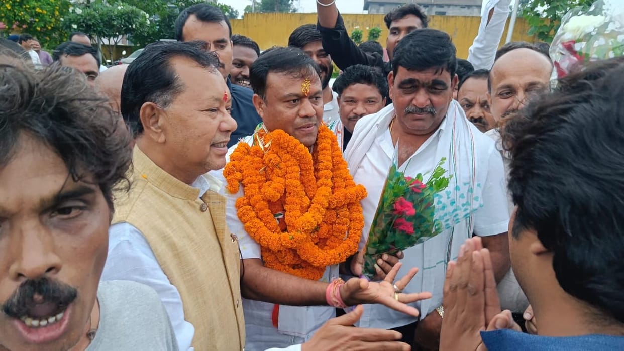 Congress State President Deepak Baij reached Kanker workers welcomed him warmly