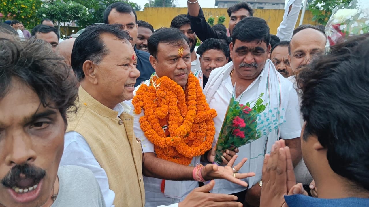 प्रदेश अध्यक्ष का स्वागत करते पदाधिकारी