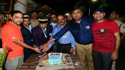 Happy Birthday: Prayagraj Express left for New Delhi from Prayagraj Junction, cake was cut