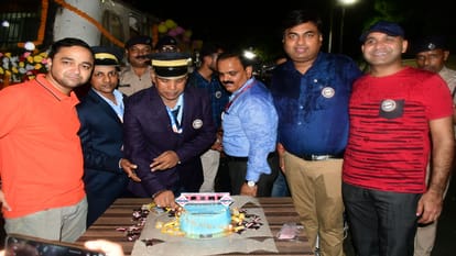 Happy Birthday: Prayagraj Express left for New Delhi from Prayagraj Junction, cake was cut