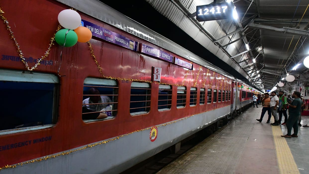 Happy Birthday: Prayagraj Express left for New Delhi from Prayagraj Junction, cake was cut
