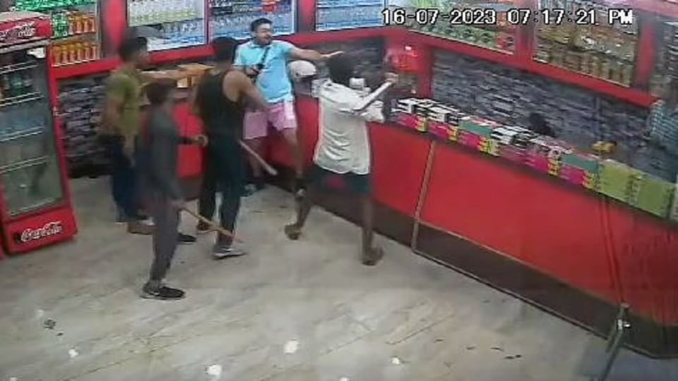 tourist who came to visit Taj Mahal was chased and beaten VIDEO Goes viral