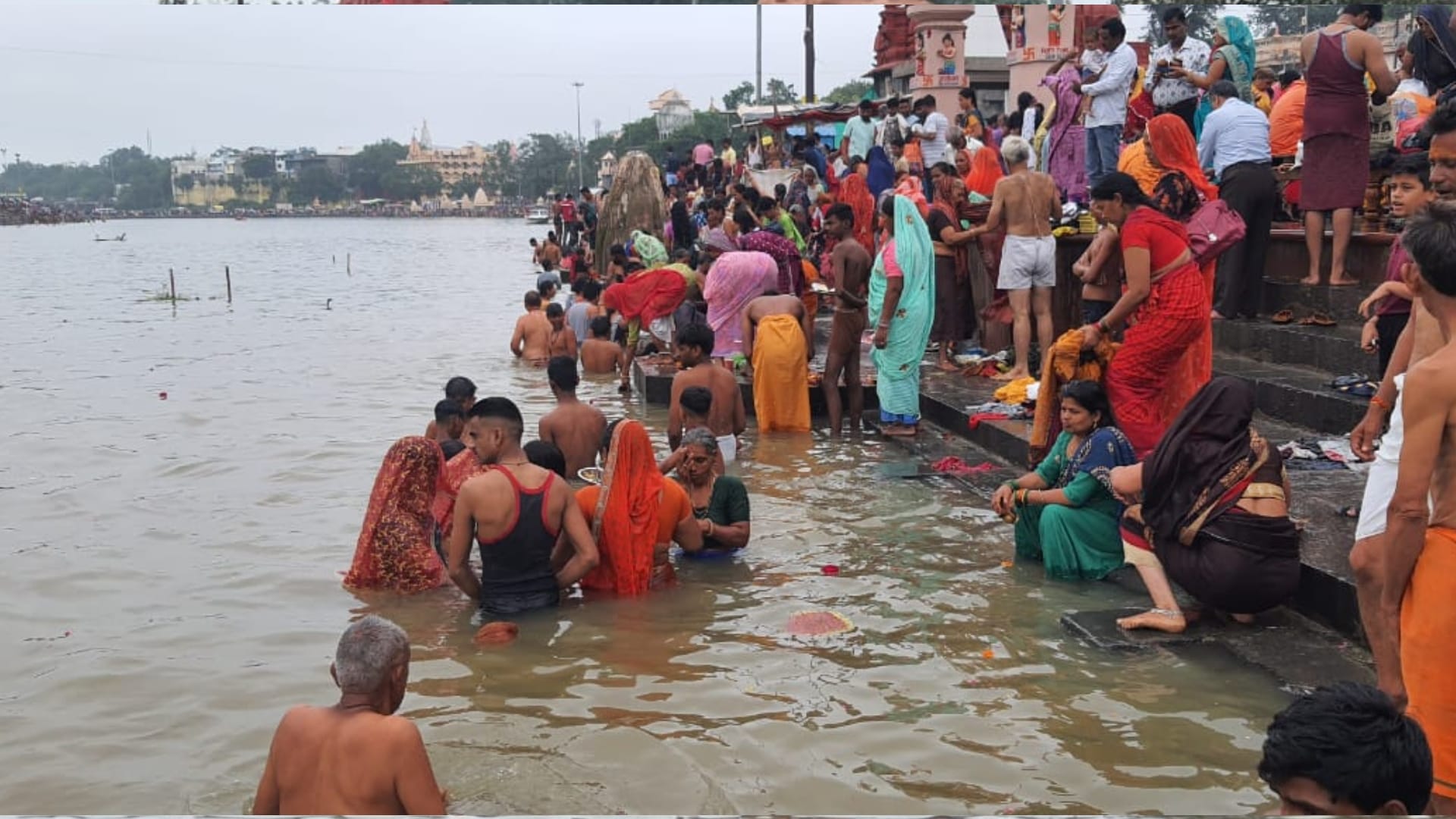 Ujjain News: On Somvati Amavasya, people gathered to take a dip of faith at Ramghat and Somtirtha