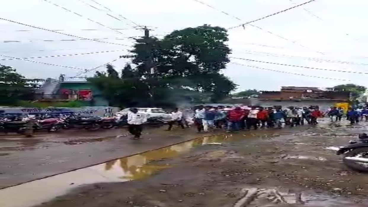 Sagar Road Accident Five bihars arose from the same locality everyone eyes became moist