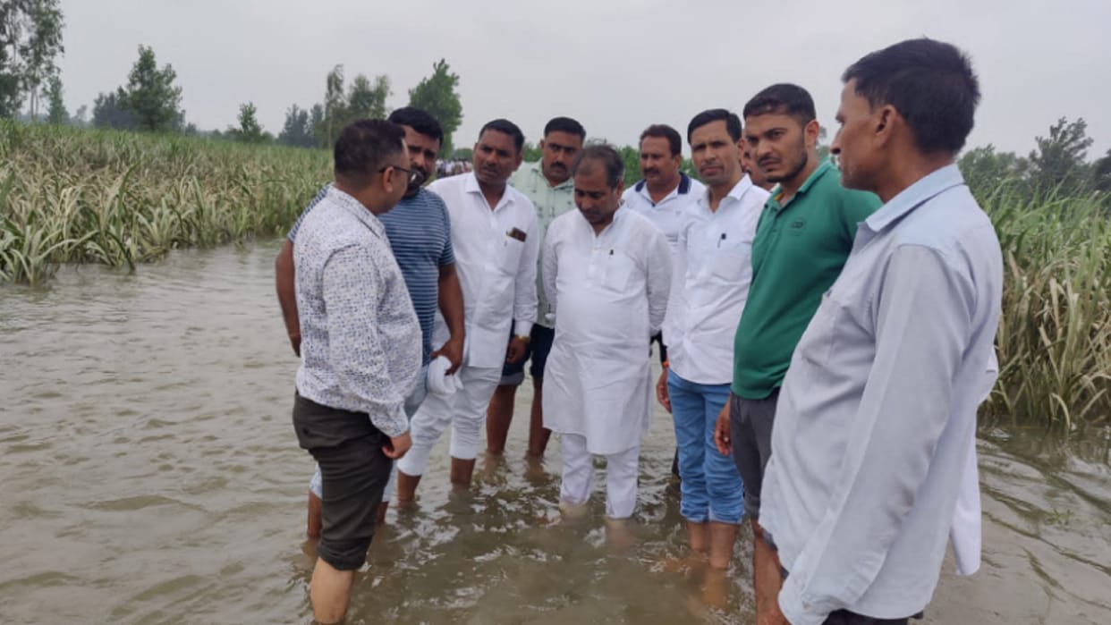 Saharanpur: Minister Kuwar Brijesh Singh reached waters of flood and know about loss of farmers