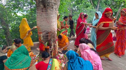 On the second Monday of Sawan, a crowd of devotees thronged the temples, there was also an influx of kanwariya