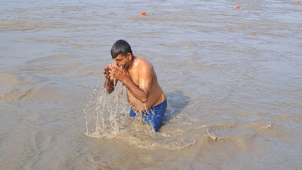 Somvati Amavasya 2023 Huge Crowd of Devotees for Ganga Snan in Haridwar But water Level very Low Photos