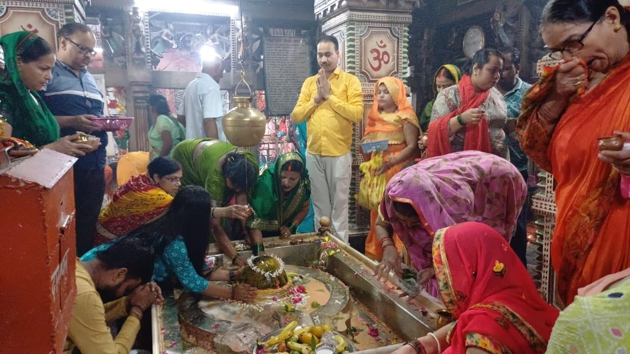 Sawan Special: On the second Monday of Sawan, Shiva devotees thronged the pagodas performed Jalabhishek