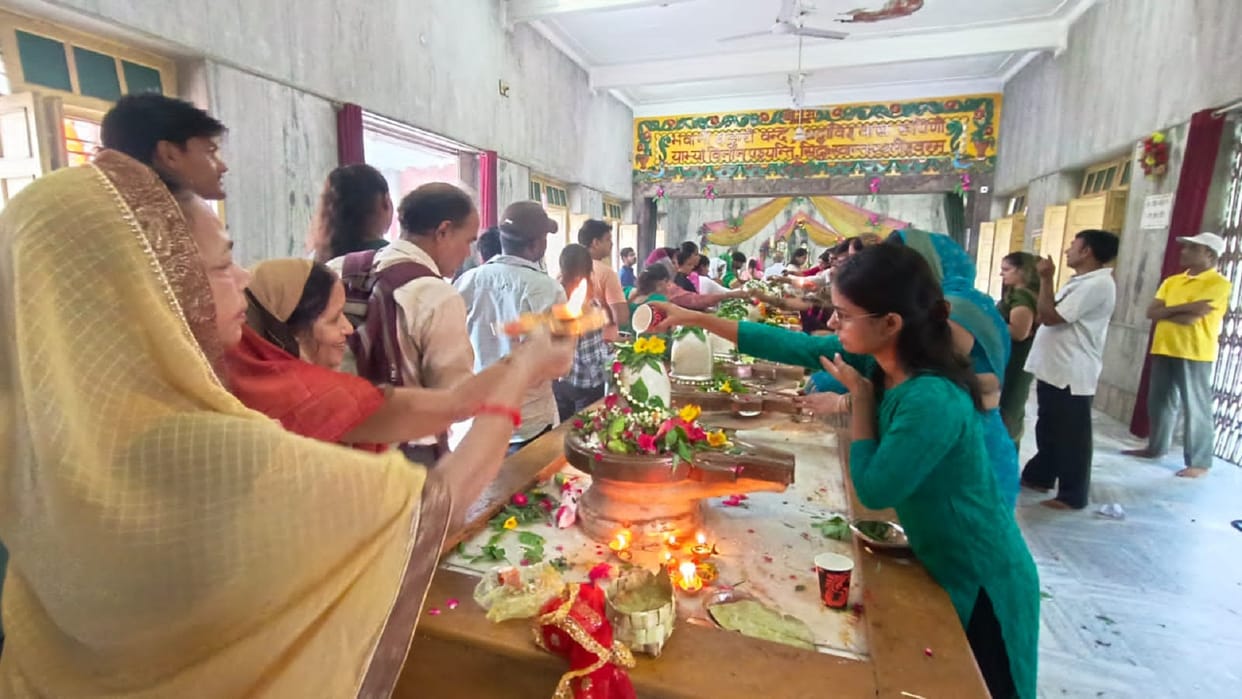 On the second Monday of Sawan, a crowd of devotees thronged the temples, there was also an influx of kanwariya