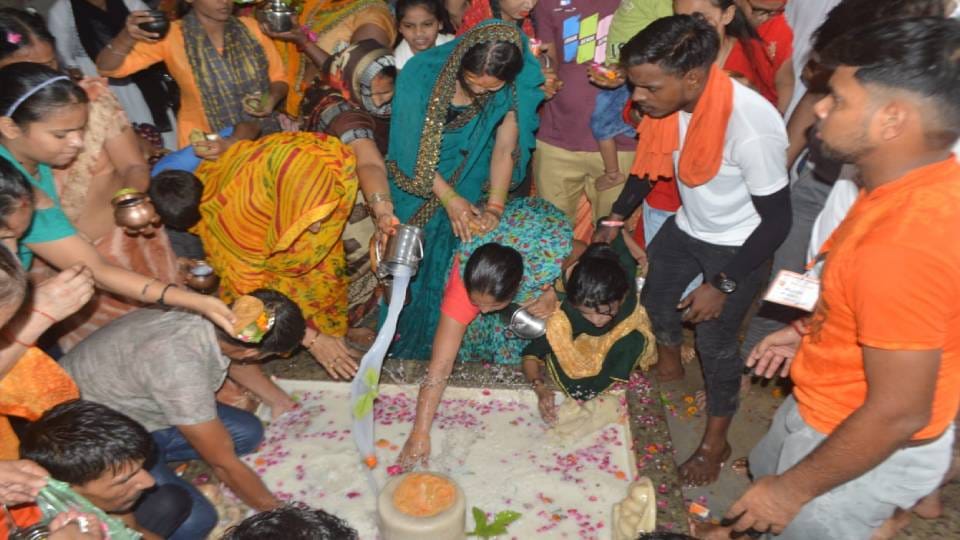 Devotees came out of their homes to see Bholenath and circumambulate in Agra then roads were blocked