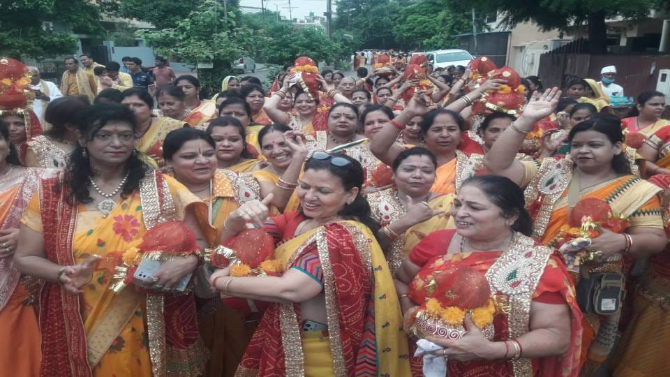 Devotees came out of their homes to see Bholenath and circumambulate in Agra then roads were blocked