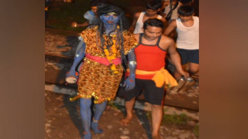 Devotees came out of their homes to see Bholenath and circumambulate in Agra then roads were blocked