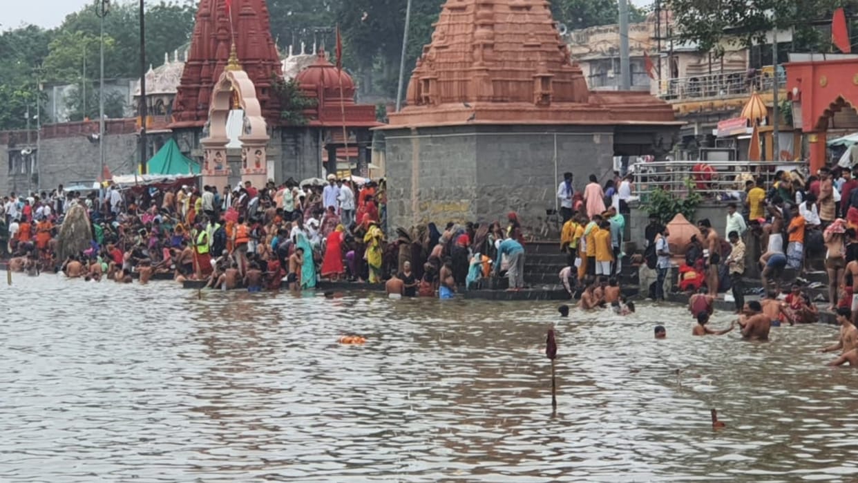 Ujjain News: On Somvati Amavasya, people gathered to take a dip of faith at Ramghat and Somtirtha