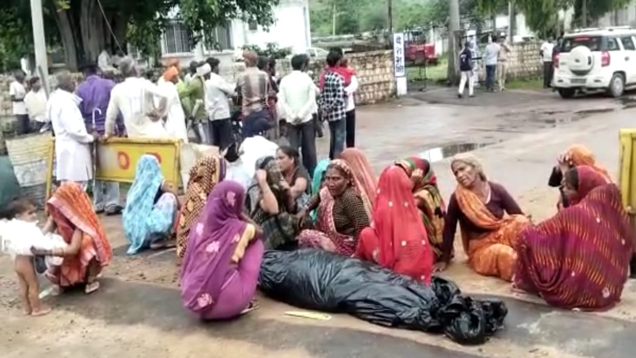 Shivpuri After death of youth commotion of relatives Demonstration by keeping dead body outside police station