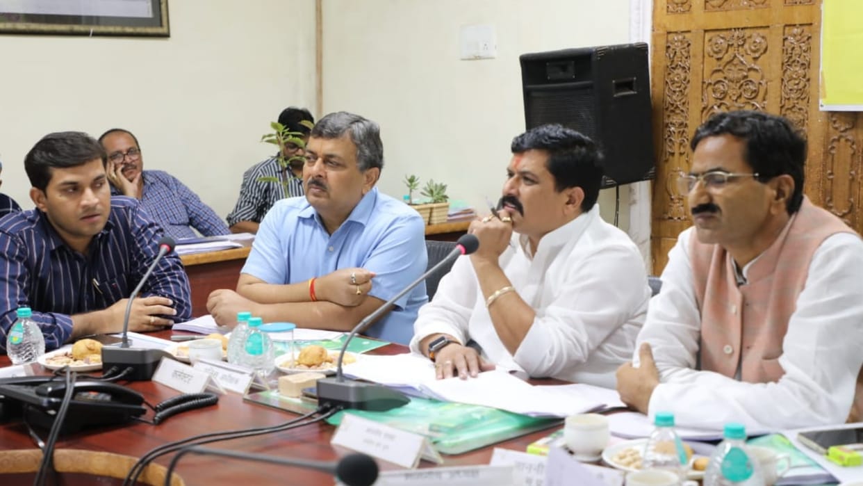 Shivpuri News MP KP Yadav got angry on Municipality CMO instructed to fix the arrangements