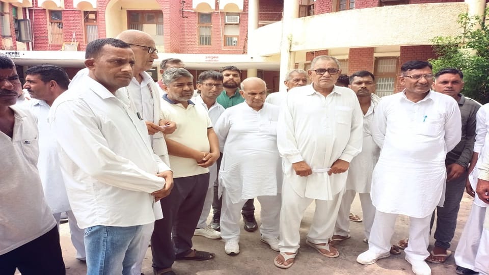 People protesting against garbage processing plant in Hisar, villagers of Patan opened front