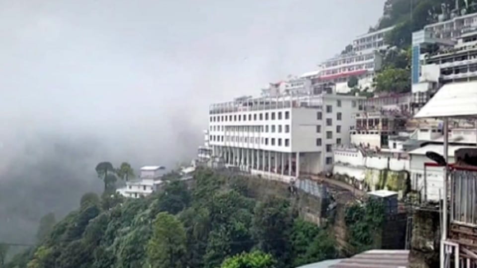 Jammu Kashmir: Vaishno Devi helicopter service stalled due fog, 16500 devotees reached Bhawan first Sawan