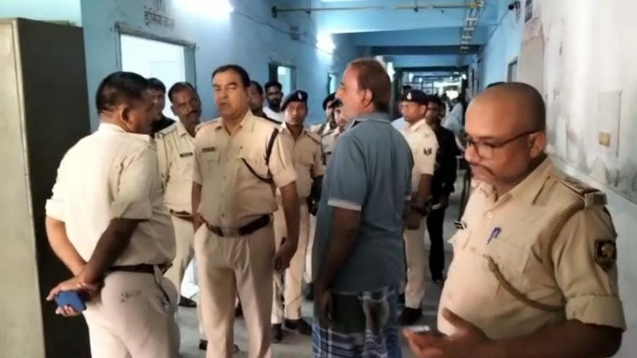 Violent clash between two sides in land dispute in Bettiah, two were shot in three rounds of firing; 6 injured