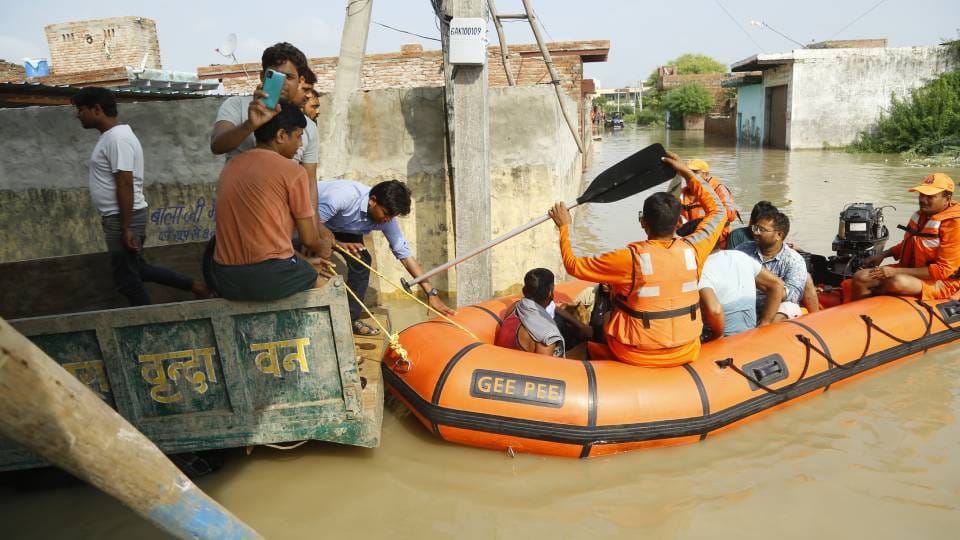 steamer of divers who went to rescue people from flood in Mathura collided with pillar and overturned