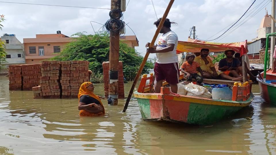 Yamuna flood water of fence entered houses In Mathura young man died due to drowning here
