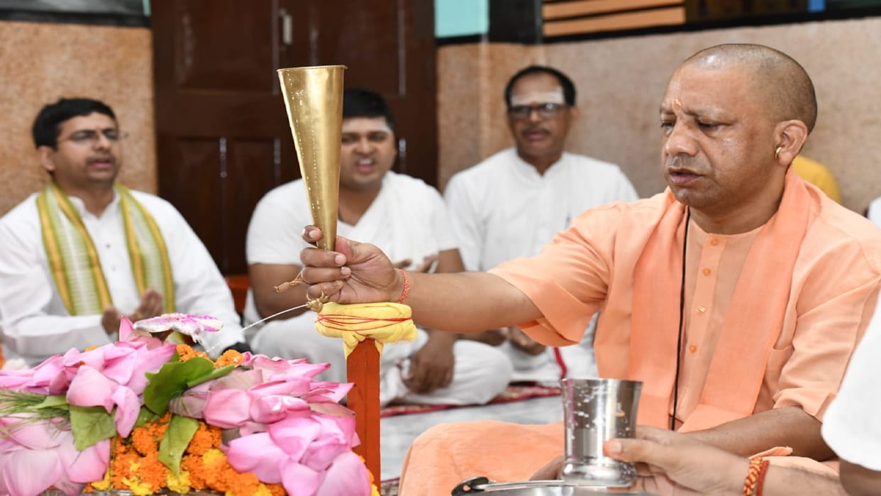 Sawan 2023 Chief Minister Yogi Adityanath performed Rudrabhishek on month of Shravan